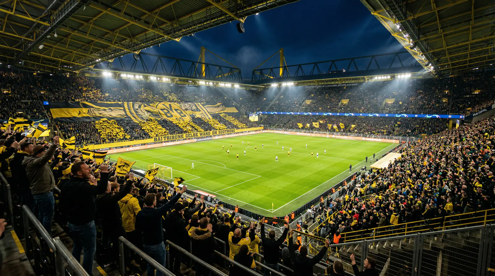 Volles Bundesliga-Stadion mit Fans und Choreografie auf der Südtribüne